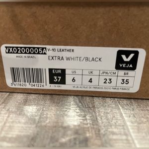 Brand New VEJA V10 sneakers black and white leather
